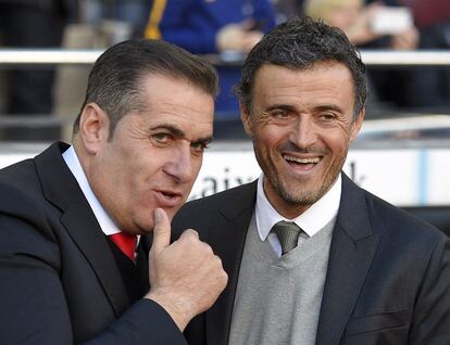 Jose Ramon Sandoval y Luis Enrique, antes del comienzo del partido en el Camp Nou.  