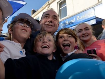 Alex Salmond, con partidarios de la independencia.