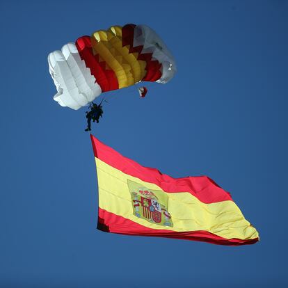 DVD 1128 (12-10-22) Desfile de la Fiesta nacional del 12 de octubre, con la presencia de los reyes, Felipe VI y doña Letizia, y del presidente del gobierno, Pedro Sánchez, en el paseo de la Castellana. Foto Samuel Sánchez