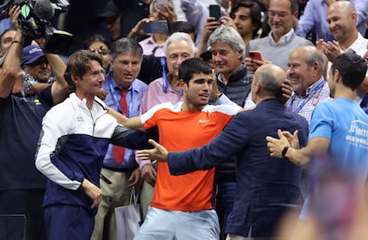 Carlos Alcaraz celebra con su equipo la victoria en el US Open del pasado domingo.