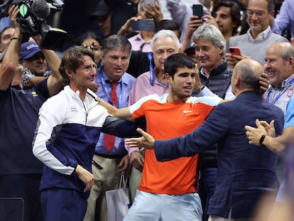 Carlos Alcaraz celebra con su equipo la victoria en el US Open del pasado domingo.