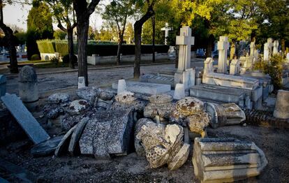Cientos de lápidas de La Almudena, uno de los cementerios más grandes de Europa, están destrozadas, con pedazos de piedra en el suelo y el ataúd o la corona a la vista, según los cálculos de la Asociación de Cementerios.