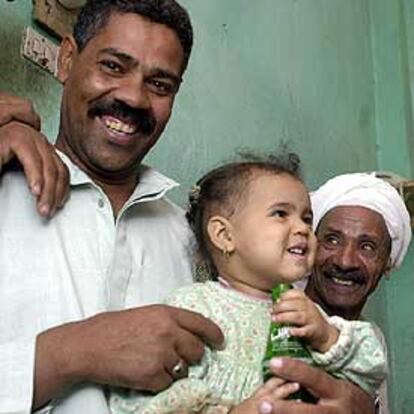 Familiares de los siameses celebran la operacion en El Homr (Egipto).