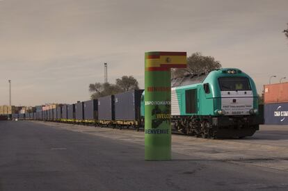 Llegada del primer tren de mercancías directo entre China y España en la estación logística de Abroñigal en Méndez Álvaro. El tren partió el 18 de noviembre de la ciudad china de Yiwu y ha recorrido 13.000 kilómetros a través de China, Kazajstán, Rusia, Bielorrusia, Polonia, Alemania, Francia y España.