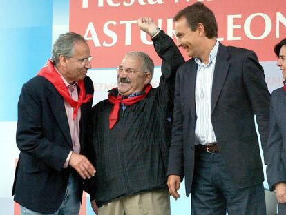 El secretario general del PSOE, José Luis Rodríguez Zapatero,d,y el presidente de la Fundación Pablo Iglesias, Alfonso Guerra,iz, conversan con Luis Fernández Villa,c, secretario general de FIA-UGT Asturias en la popular Fiesta Minera de Rodiezmo (León), organizada por las federaciones de Industrias y Afines de UGT en Asturias y Castilla y León, a la que asistieron miles de personas en una jornada presida por la lluvia, en 2013.