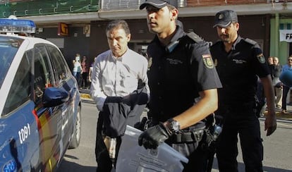 Seraf&iacute;n Castellanos entra detenido en el juzgado de Sagunto.