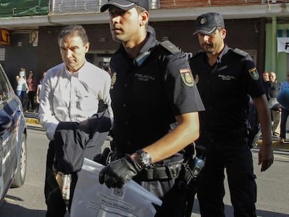 Seraf&iacute;n Castellanos entra detenido en el juzgado de Sagunto.