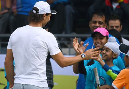 Rafa Nadal saluda a jóvenes tenistas en Nueva Delhi, donde Nadal tiene pensado abrir una academia de tenis.