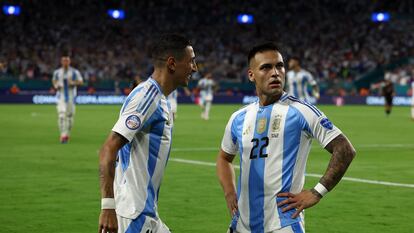 Ángel Di María y Lautaro Martínez celebran un gol de Argentina, en la Copa América.