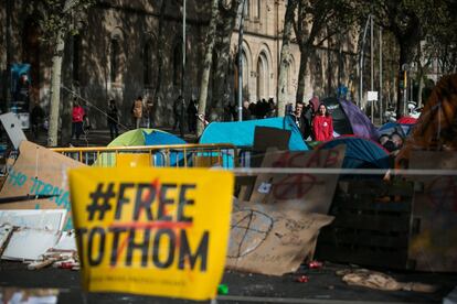 Near the polling station in the University of Barcelona, a sign in Catalan reads: “Free them all,” in reference to the Catalan leaders sentenced by the Spanish Supreme Court to prison for their involvement in the 2017 breakaway bid. The Supreme Court sentence, which was announced in October, led to week-long violent street protests in Barcelona.