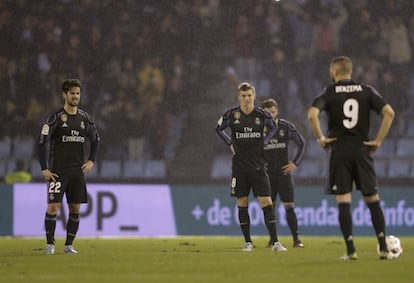 Francisco "Isco" Alarcon, Toni Kroos, Nacho Fernandez y Karim Benzema tras encajar el Real Madrid el primer gol.