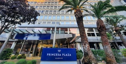 Entrada del hotel Princesa Plaza adquirido por Brookfield.