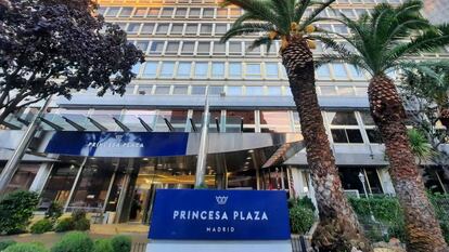 Entrada del hotel Princesa Plaza adquirido por Brookfield.