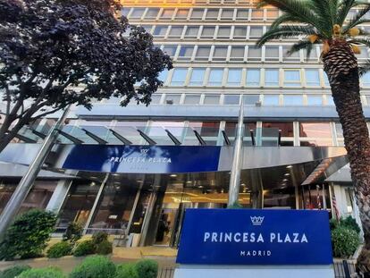 Entrada del hotel Princesa Plaza adquirido por Brookfield.