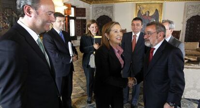 Empresarios y políticos, durante la intervención de Fabra, ayer, en el patio gótico del Palau de la Generalitat