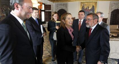 Empresarios y pol&iacute;ticos, durante la intervenci&oacute;n de Fabra, ayer, en el patio g&oacute;tico del Palau de la Generalitat