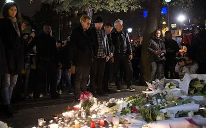 Los miembros de la banda U2 en la puerta de Bataclan.