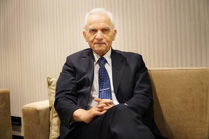 El exdiplomático y exministro de Exteriores turco Yasar Yakis en un momento de la entrevista con EL PAÍS.