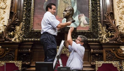 Funcionaris retiren el bust de Joan Carles I de l'Ajuntament el 2015.