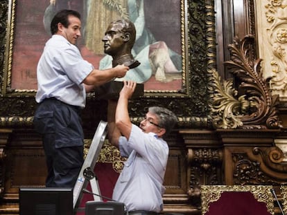 Funcionaris retiren el bust de Joan Carles I de l'Ajuntament el 2015.