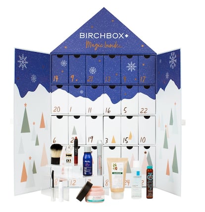 Cuenta atrás. Birchbox, firma de comercio electrónico de productos de belleza, se suma a la tendencia de desterrar el tradicional chocolate de los calendarios de adviento. Este año, la marca estadounidense lanza el primer calendario de este tipo. En cada ventana encierra un producto de cosmética de las firmas más reconocidas de belleza Benefit, Nars, L’Occitane, Avène, La Roche Posay y Rimmel London, entre otras, además de los cosméticos más vendidos de Birchbox a lo largo del año. En su interior hay productos de maquillaje, cuidado facial, corporal, capilares y hasta algún accesorio y fragancia. Precio: 75 euros.