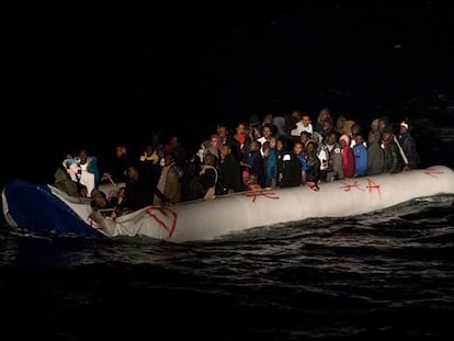 Imagen de la barcaza con inmigrantes que han sido rescatados por el 'Ocean Viking' esta madrugada.