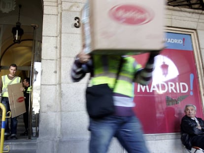 La Guardia Civil registra la Junta Municipal de Distrito de Centro, dentro de la Operación Guateque en 2007.