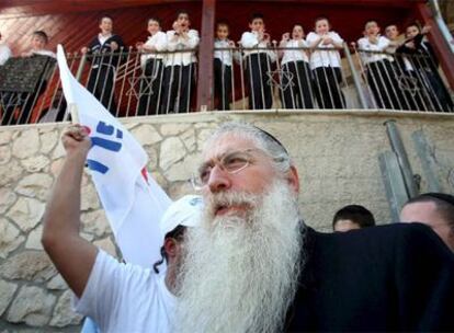 El aspirante ultraortodoxo a la alcaldía de Jerusalén, el rabino Meir Porush, tras votar ayer.