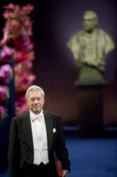 Mario Vargas Llosa recoge el Nobel en 2010.