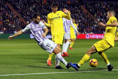 Moyano e Iborra pugnan por un balón