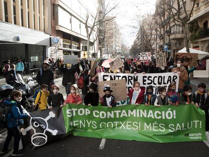 Padres y alumnos de la escuela Auró, en el Eixample de Barcelona, se manifiestan contra la contaminación, el viernes.