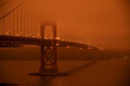 Vista del puente de la Bahía de San Francisco, bajo un cielo lleno de humo provocado por los incendios que asolan California.