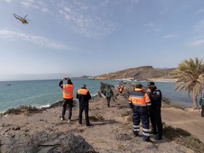 Búsqueda de los desparecidos del naufragio de una patera a 300 metros de la costa de Mazarrón.