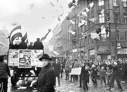 Un coche reparte publicidad del Partido Popular Alemán en Berlín en 1924, durante la República de Weimar. 