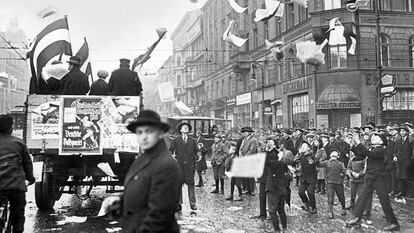 Um carro distribui propaganda do Partido Popular Alemão em Berlim em 1924, durante a República de Weimar.