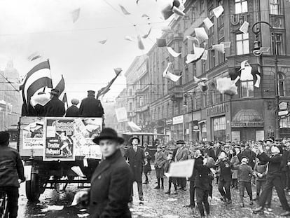 Un coche reparte publicidad del Partido Popular Alemán en Berlín en 1924, durante la República de Weimar. 