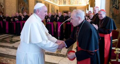 El papa Francisco saluda al presidente de la Conferencia Episcopal Espa&ntilde;ola, Antonio Mar&iacute;a Rouco Varela, este lunes en Roma. 