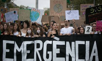 Unos jóvenes se manifiestan contra el cambio climático en Barcelona.