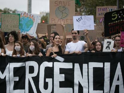 Unos jóvenes se manifiestan contra el cambio climático en Barcelona.