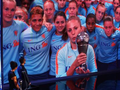 Lieke Martens se conecta por videoconferencia con la gala The Best de la FIFA.