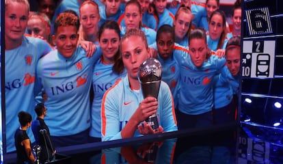 Lieke Martens se conecta por videoconferencia con la gala The Best de la FIFA.