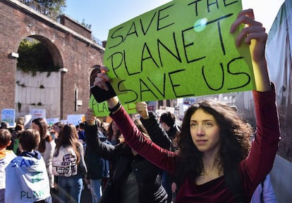 Una joven sujeta una pancarta durante la marcha por el clima en Roma (Italia).