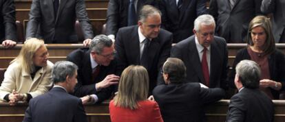 De frente, de izquierda a derecha: Fernández, Gallardón, Pons, Arenas y Mato. De espalda: Barreda, Báñez, Alonso y Barreiro.