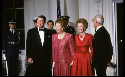 Ronald Reagan, Margaret Thatcher, Nancy Reagan y Denis Thatcher durante una visita de Estado en Washington, en 1988.
