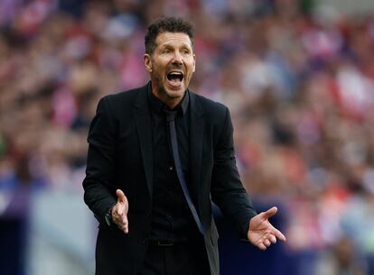 Diego Pablo Simeone, durante el Atlético-Espanyol (1-1) disputado este domingo en el estadio Metropolitano.