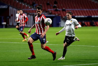 Savic, del Atlético, y Cherychev, del Valencia, durante el curso anterior.