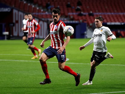 Savic, del Atlético, y Cherychev, del Valencia, durante el curso anterior.