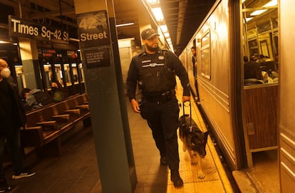 Un agente patrulla con un perro en una estación de metro de Manhattan tras el tiroteo. La agencia Reuters informó de la existencia de artefactos sin detonar en la estación, citando fuentes del Departamento de Bomberos, aunque la policía informó posteriormente de que no se habían hallado.