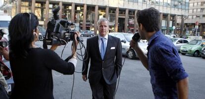 Damiani, presidente del Peñarol, llega este martes a una reunión entre dirigentes.