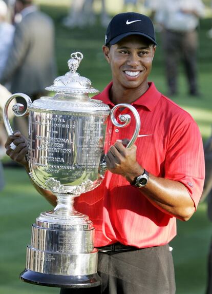 Tiger Woods muestra el trofeo que lo acredita como vencedor del torneo de golf de la PGA, disputado en Medinah, Illinois ( Estados Unidos).